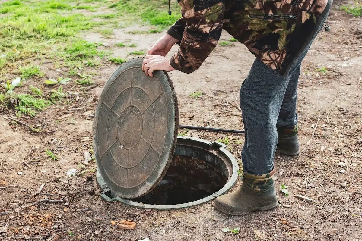 Removing a septic tank lid