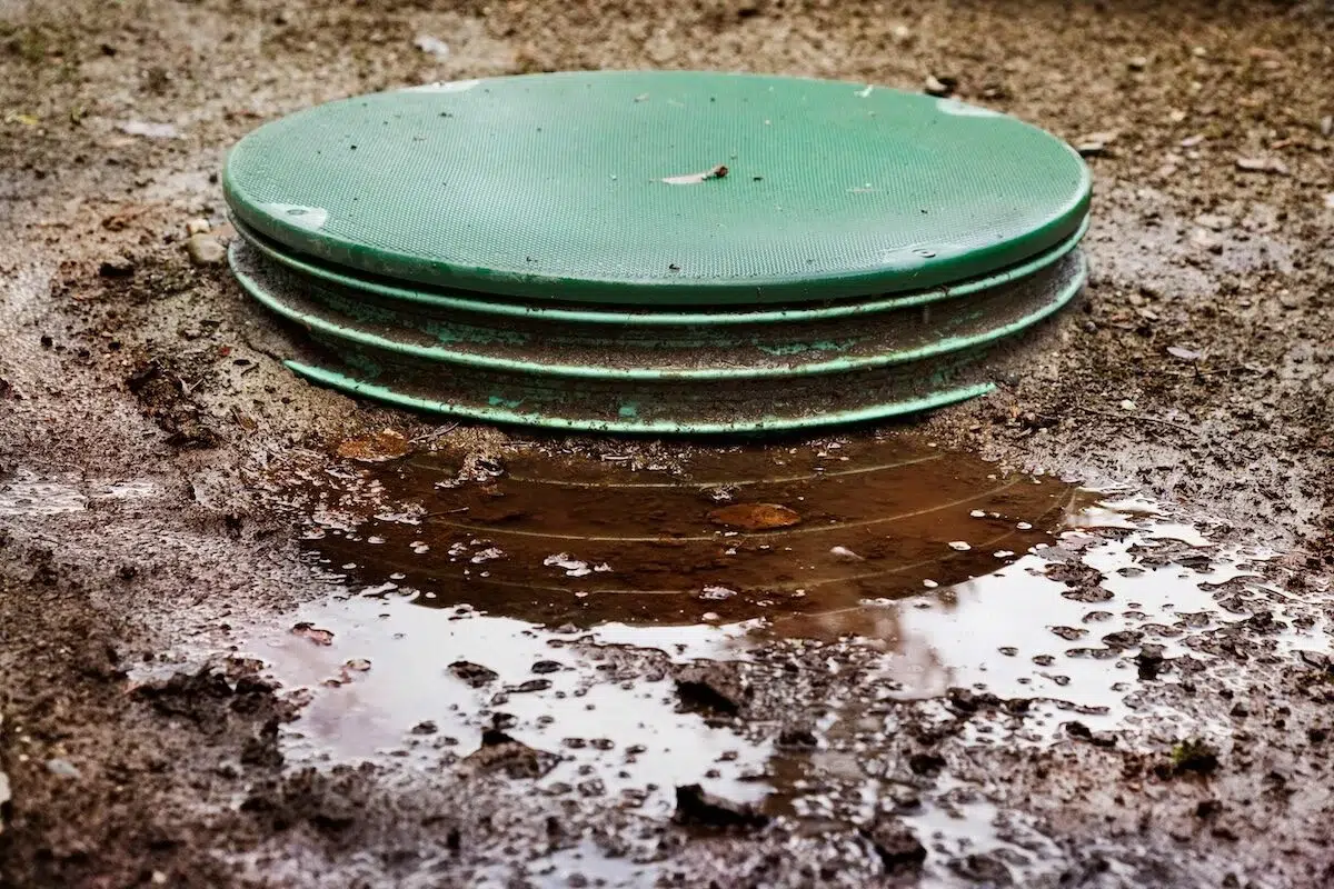 Septic tank lid leaking